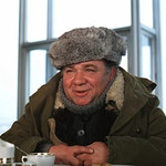 Евгений Леонов в зимней шапке фото